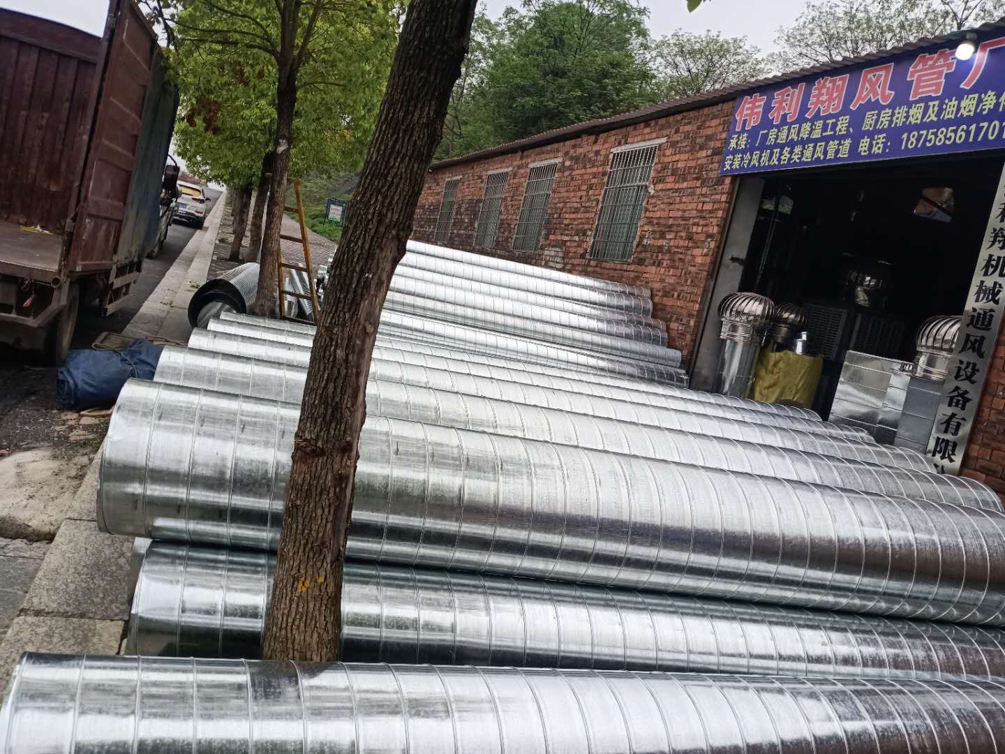 湖南省偉利翔機(jī)械通風(fēng)設(shè)備有限公司,永州市生產(chǎn)安裝螺旋風(fēng)管,共板風(fēng)管,消防風(fēng)管,銷(xiāo)售冷風(fēng)機(jī),負(fù)壓風(fēng)機(jī)